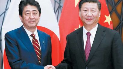한국 평창 환호 때 아베·시진핑 ‘외교 복심’ 조용히 만났다