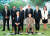 2000년 말 방북을 추진하다 포기한 빌 클린턴 전 미국 대통령(앞줄 왼쪽)이 2009년 8월 납북된 미 여기자 2명 석방을 위해 평양을 방문한 뒤 김정일 국방위원장과 기념 촬영을 하고 있다. [연합뉴스]