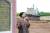 구수정 한베평화재단 상임이사가 베트남 중부 꽝응아이성 빈호아 마을에 서 있는 한국군 증오비 앞에서 1966년 일어난 한국군의 민간인 학살에 대해 설명하고 있다. [한베평화재단 제공]