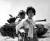 한국전쟁 당시 행주(지금의 고양시 행주동)에서 한 소녀가 남동생을 업고 있다. 1951년 6월 9일 촬영한 이 사진의 배경에 M-26 탱크가 보인다. [사진 미 해군]