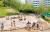 전남 순천시 기적의 놀이터 1호 ‘엉뚱발뚱’에서 아이들이 모래놀이와 물놀이를 즐기고 있다. [사진 편해문]