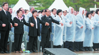 [사진] 5·18민주화운동 38돌 … 함께 부른 ‘임을 위한 행진곡’