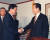 이원종 정무수석(왼쪽)이 1996년 9월 18일 김대중 국민회의 총재를 예방해 다음날로 예정된 여야 영수회담 일정을 전달했다. [중앙포토]