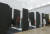 장막처럼 보이는 검은 패널 뒤 국경지대 건축 프로젝트를 기록한 독일관