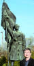 따발총을 어깨에 멘 ‘해방 소련군 병사의 동상’. 공산주의 시절엔 관광 명소인 겔레르트 언덕에 있었다. 옆은 박보균 대기자.
