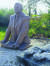 자갈 위에 무릎을 꿇은 듯한 레닌 동상.