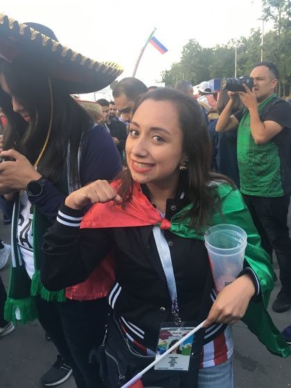 멕시코 여성팬은 한국과 월드컵 2차전에서 승리하겠다면서 손가락으로 자신을 목을 긋는 제스처를 취했다. 모스크바=박린 기자