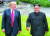 도널드 트럼프 미국 대통령과 김정은 북한 국무위원장이 12일 카펠라 호텔에서 산책하고 있다. [사진 싱가포르 정보통신부]