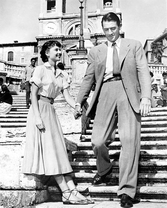 1953년 개봉한 영화 ‘로마의 휴일’에서 오드리 헵번(왼쪽)이 그레고리 펙과 데이트를 즐기고 있다. [중앙포토]