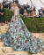 지난 5월 7일 메트 갈라의 레드 카펫에 리처드 퀸의 드레스를 입고 나온 조지 클루니의 부인 아말 클루니