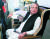 비리 혐의로 기소된 나와즈 샤리프 전 파키스탄 총리가 지난 13일 영국에서 귀국해 파키스탄 라호르 공항에 도착했다. 마리암은 해외 재산 은닉과 돈세탁 의혹을 받고 있다. [로이터=연합뉴스]