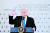 미 중앙정보부 본부 ‘추모의 벽(아래 사진)’을 배경으로 한 도널드 트럼프 대통령. [UPI=연합뉴스]
