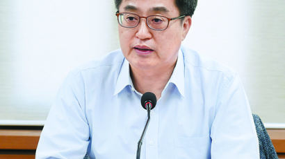 휴가 반납한 김동연 “4조 규모 재정 정책 추진”