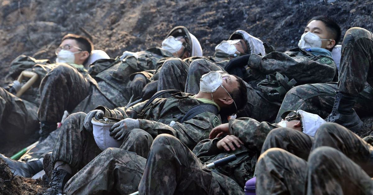 전역 반납하고…' 화마와 사투 중인 군인들의 5분 휴식 | 중앙일보