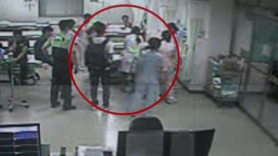 응급실 실려온 만취학생, 여의사 폭행…CCTV 영상보니