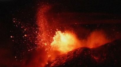 거대한 '용암 분수쇼'…에트나 화산, 올해 16번째 폭발