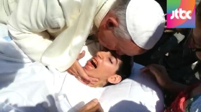 복귀하던 교황, 차 세우고 장애인 이마에 '축복 키스'