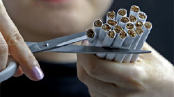 "흡연하면 사망률 남성 44%, 여성 48% 높아진다"