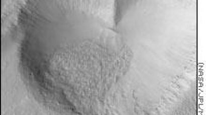 화성이 선보인 두개의 하트모양 지형