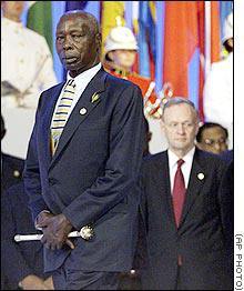 영연방정상회담에 참석한 다니엘 아라프 모이 케냐 대통령. 뒤는 장 크레티앙 캐나다 총리.