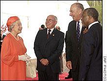(왼쪽부터) 엘리자베스 영국 여왕· 존 하워드 호주 총리· 돈 맥키넌 영 연방 사무국장· 타보 음베키 남아공 대통령.