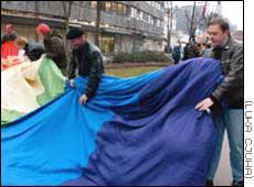 TV슬로베니아 건물앞에서 시위대가 동성애자 인권 깃발을 펴고 있다.