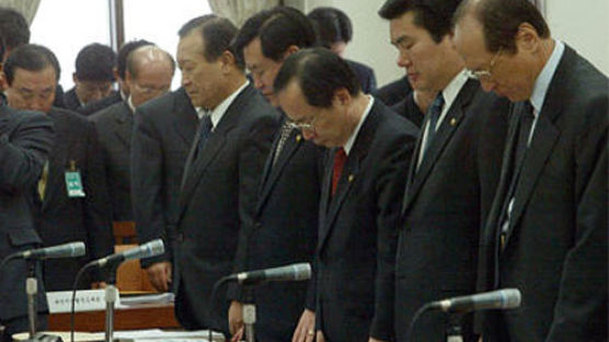 [사진] 묵념하는 의원들