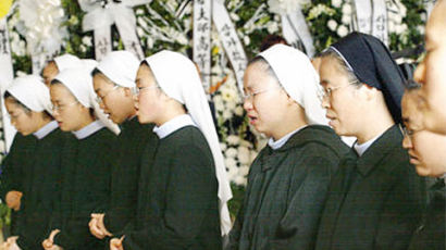 [사진] 수녀들의 조문