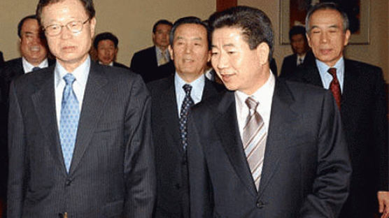 [사진] 회담장 향하는 노대통령과 박대행