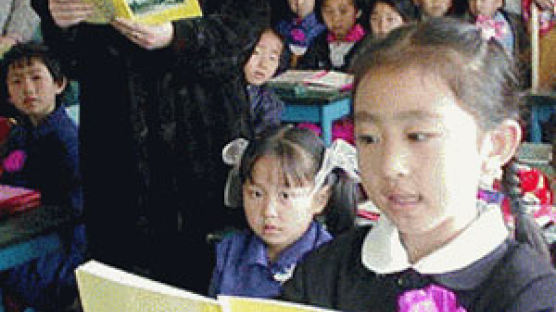 [사진] 북한 초등학교 1학년 첫 수업