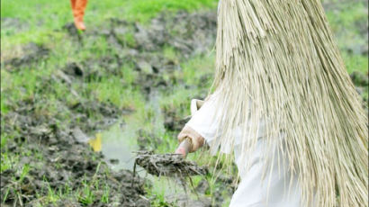 [사진으로 본 세상] 봄비속 도롱이 입은 농부