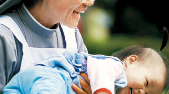 [사진] 아기와 수녀