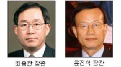 '딴소리' 하는 장관들