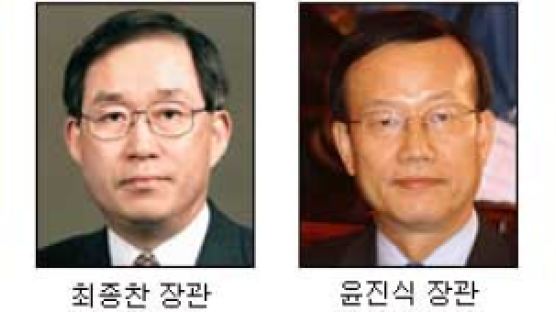 '딴소리' 하는 장관들