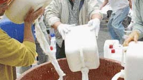 [사진] 분노의 우유 버리기