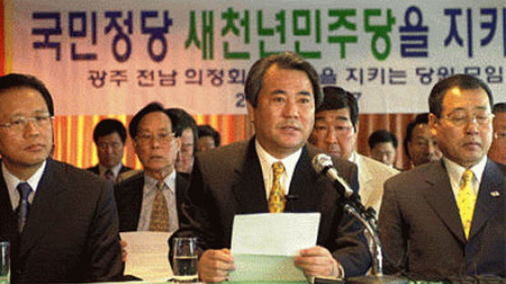 [사진] '민주당 사수 결의대회' 성명서 발표