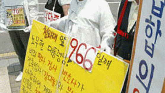[사진] 1인 시위장 된 청와대 앞