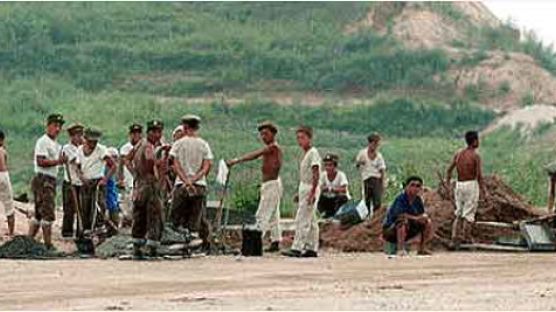 [사진] 경의선 공사하는 北군인들