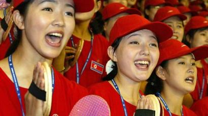 [사진]활짝 웃는 북 미녀응원단