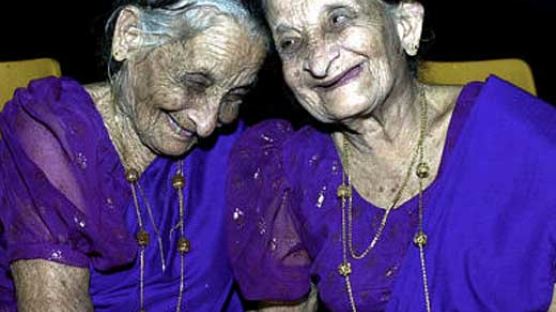 스리랑카 최고령 쌍둥이 자매