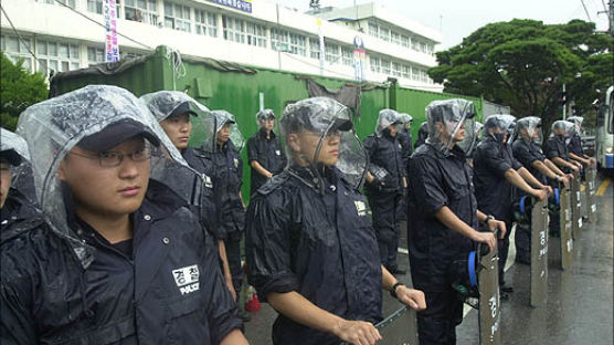 [사진] 부안군청 둘러싼 경찰들