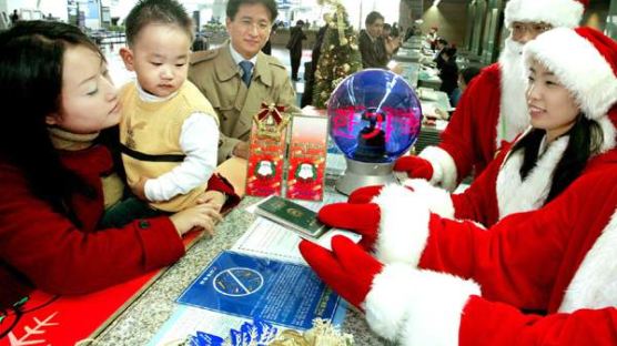 [사진] 공항에 나타난 산타