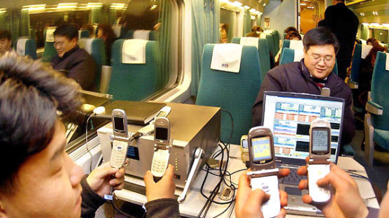 [사진으로 보는 세상] 고속철에서도 휴대전화 터질까