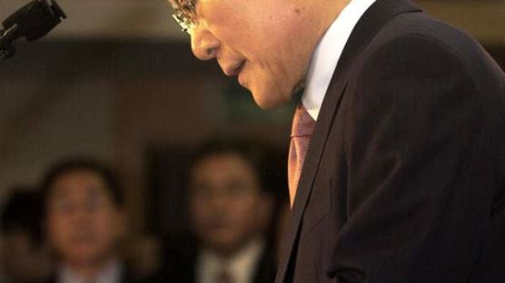 [사진] 대선자금 정국 와중의 盧대통령과 이회창