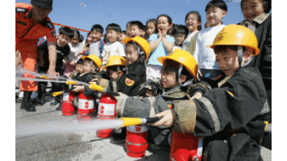 [사진] 꼬마 소방수들의 화재진압