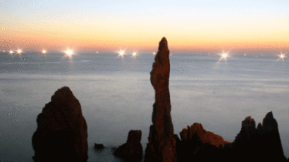 [사진] 불 밝힌 여명의 오징어 배