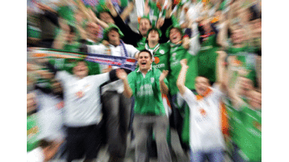 [사진] 응원 펼치는 아일랜드 응원단