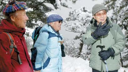 [사진] 등산길에 만난 盧대통령과 이돈명변호사