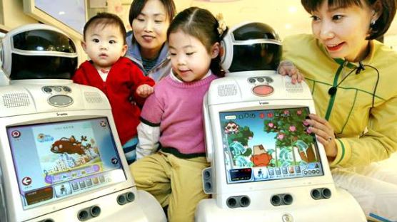 [사진] 아이와 놀아 주는 홈 로봇