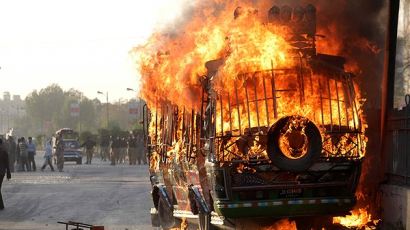 [사진] 불타는 파키스탄 버스